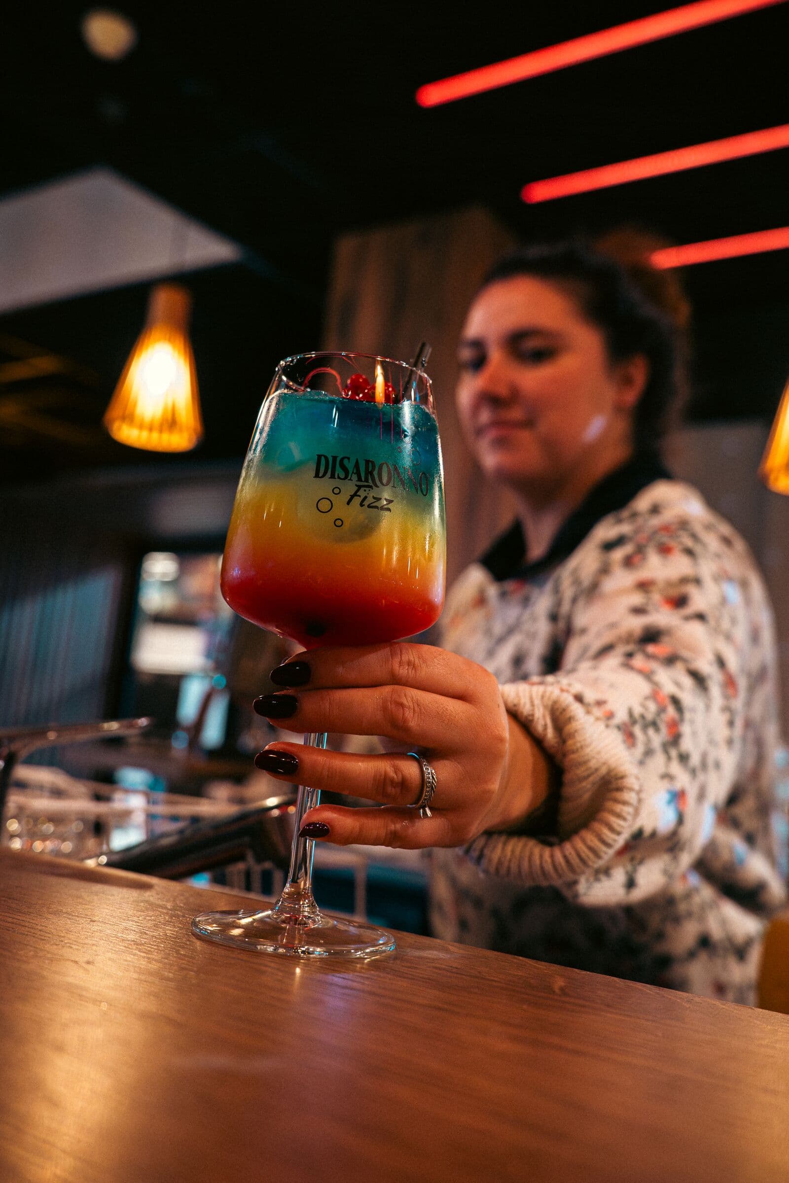 Cocktail coloré servi au bar