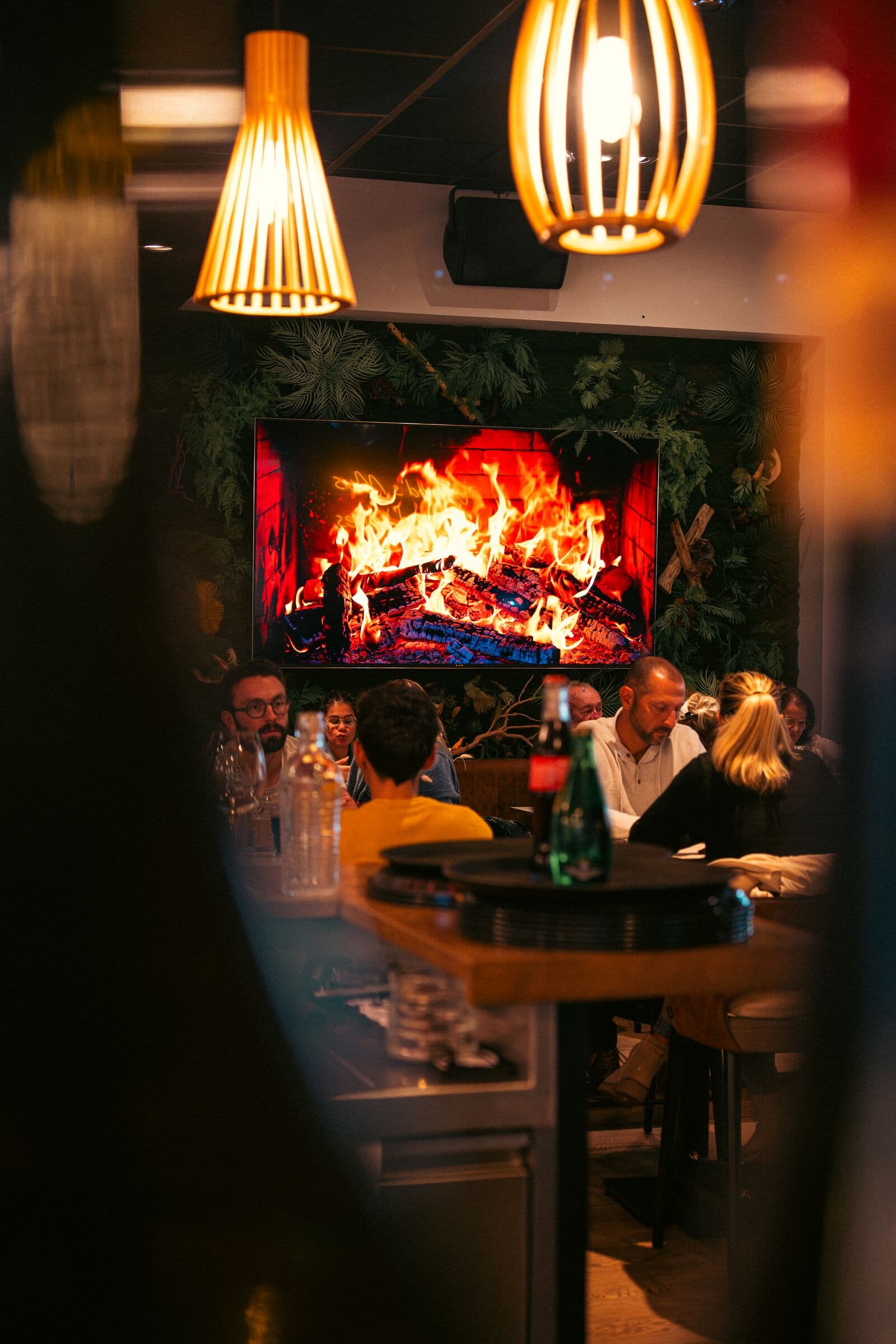 Coin salon du WOODS, ambiance feu de bois et mur végétal, l’hiver