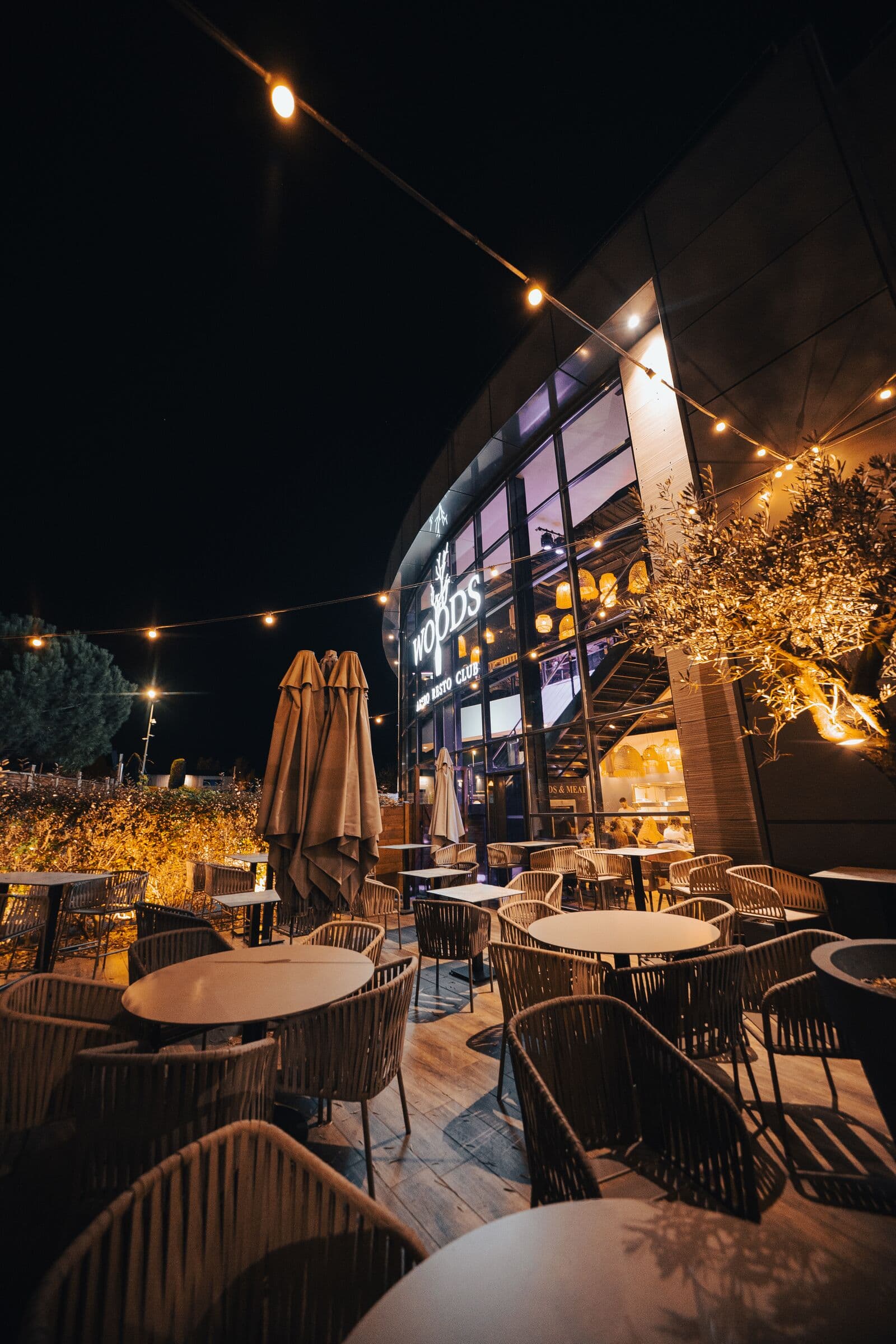 Terrasse du restaurant WOODS à Bourgoin-Jallieu, éclairée le soir