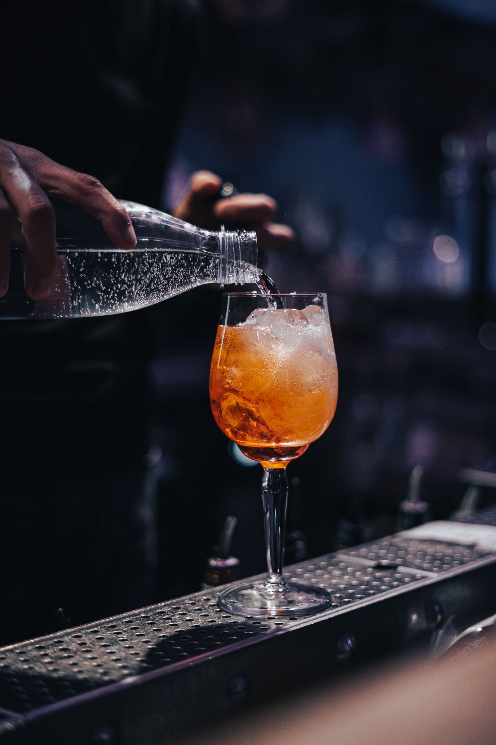 Spritz allongé à l’eau gazeuse au bar du WOODS