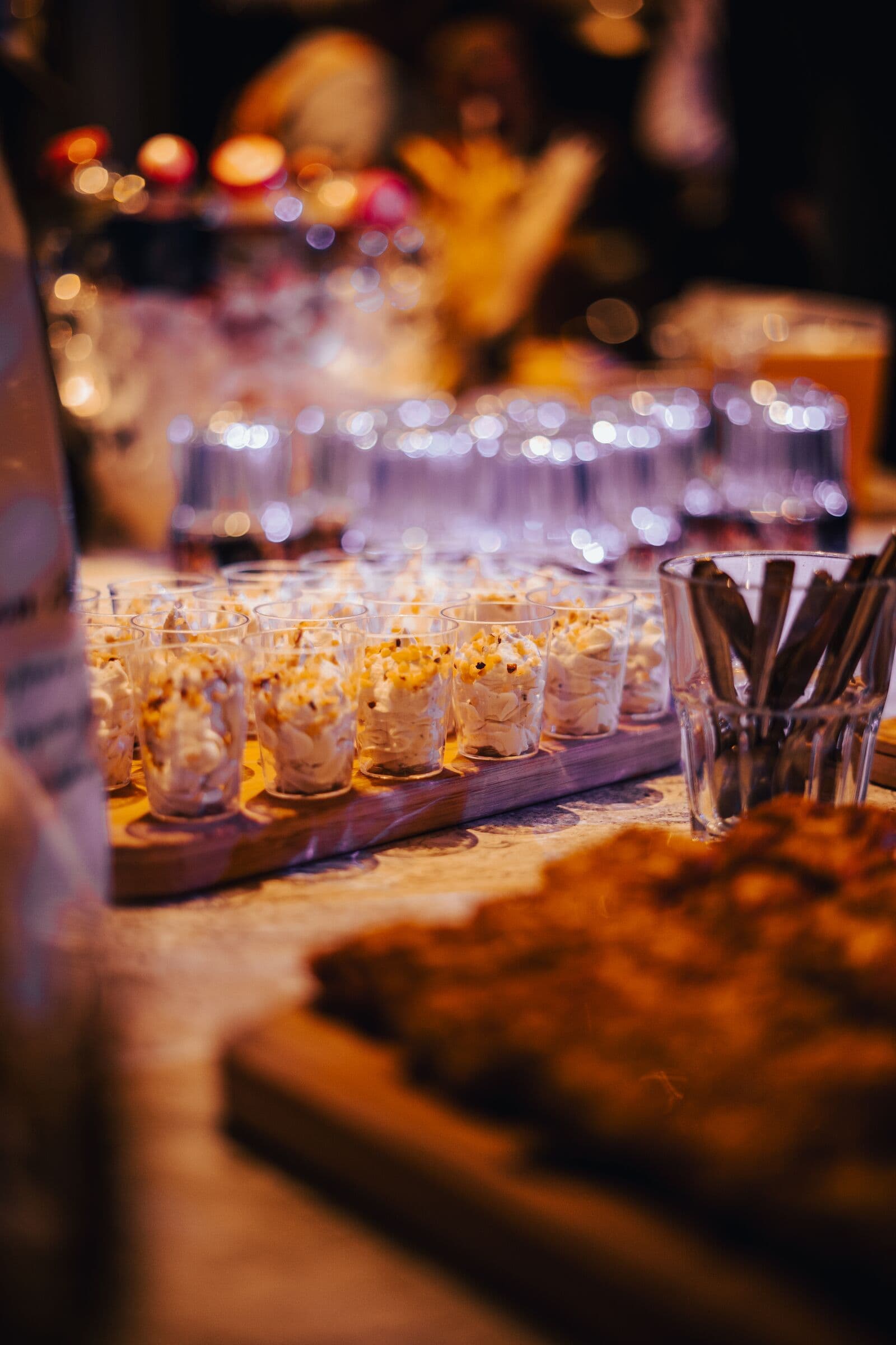 Verrines et bouchées alignées pour un apéritif amélioré